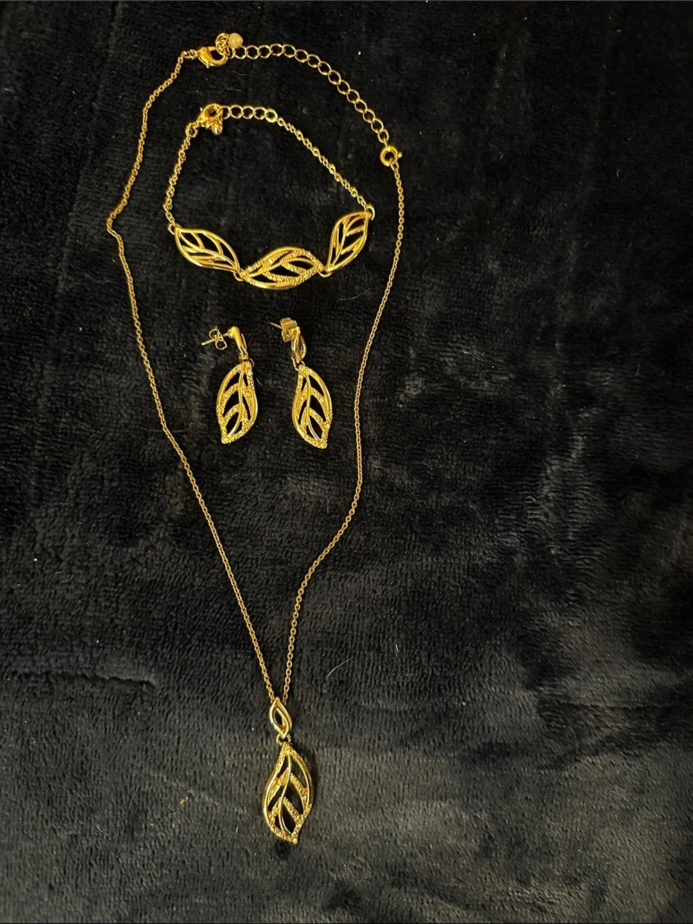 Avon Gold-Tone Leaf Pendant Necklace Set - Picture 1 of 5